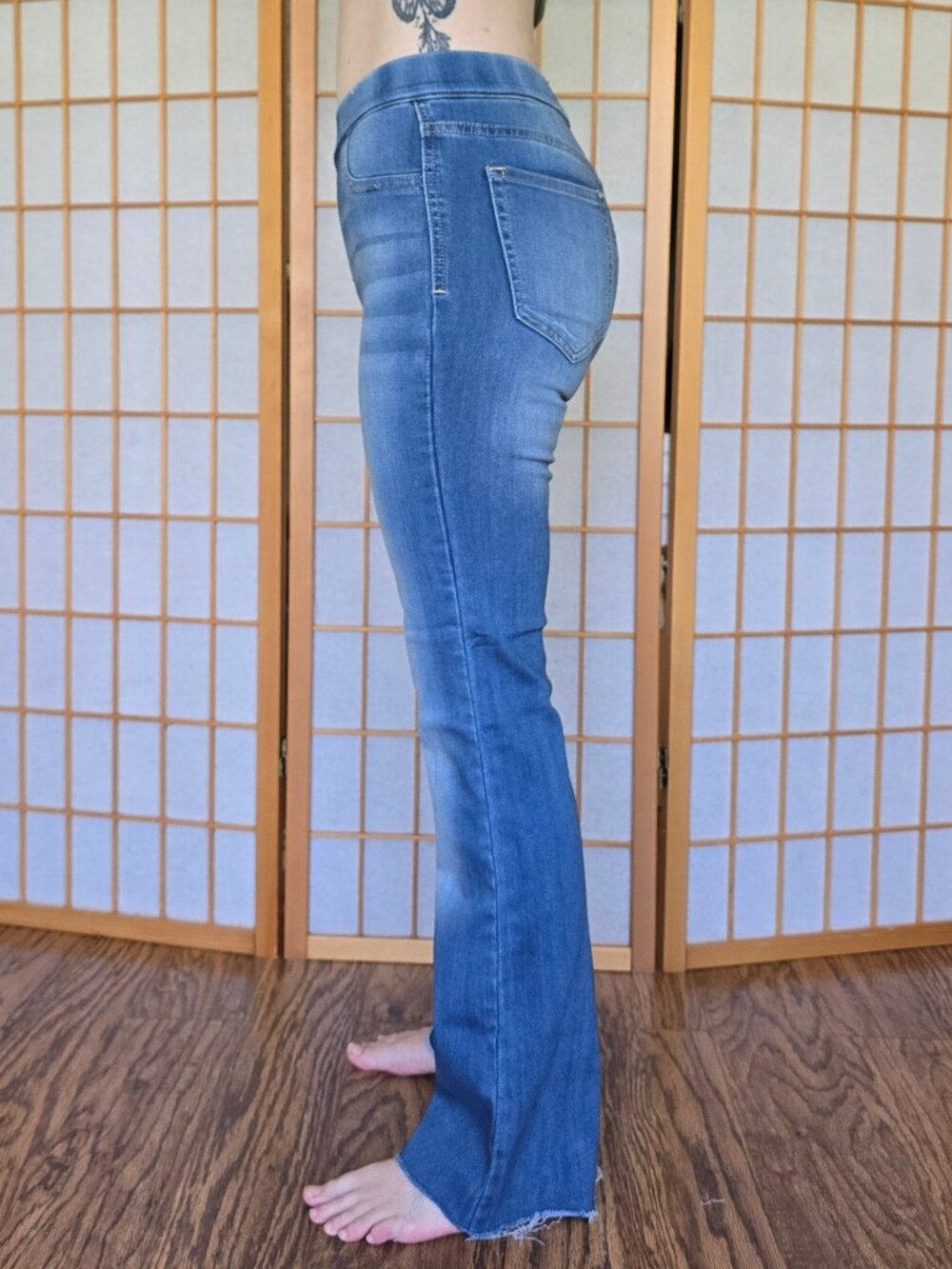 Cello Pull-On Flare Jeggings EUC - Women's Size M - Faded Denim Wash - Picture 2 of 13